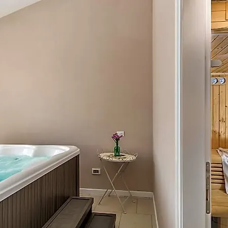 Sterpazzi, Meerblick, Pool, Jacuzzi & Sauna 5* Višnjan